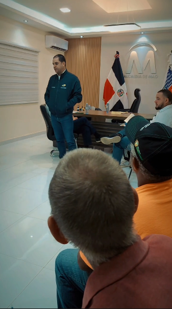 El alcalde Yohendy Jiménez recibió en su despacho a la nueva brigada LIMPIATÓN