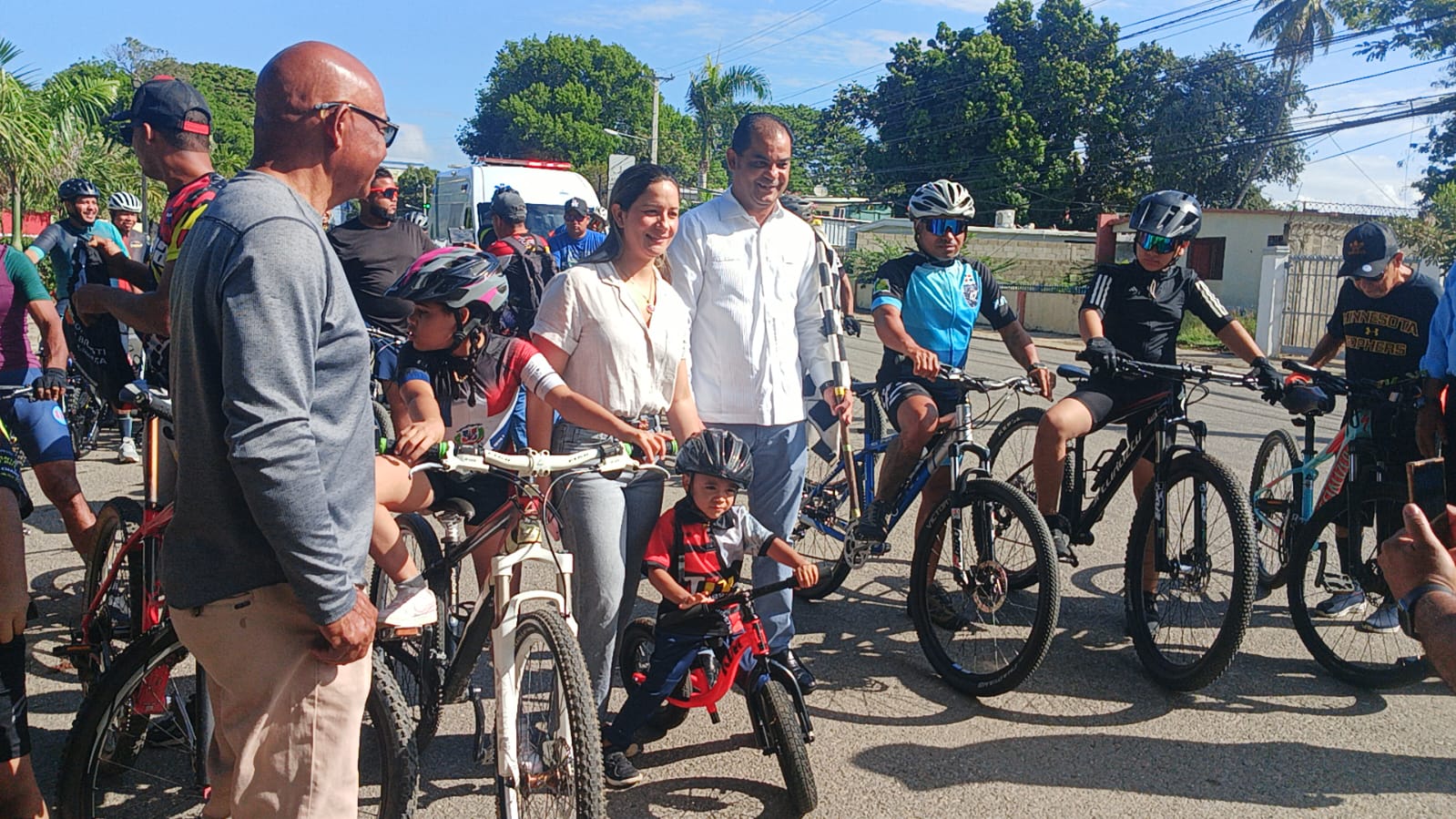 Alcalde da toque de bandera en Pedaleando con la prensa.