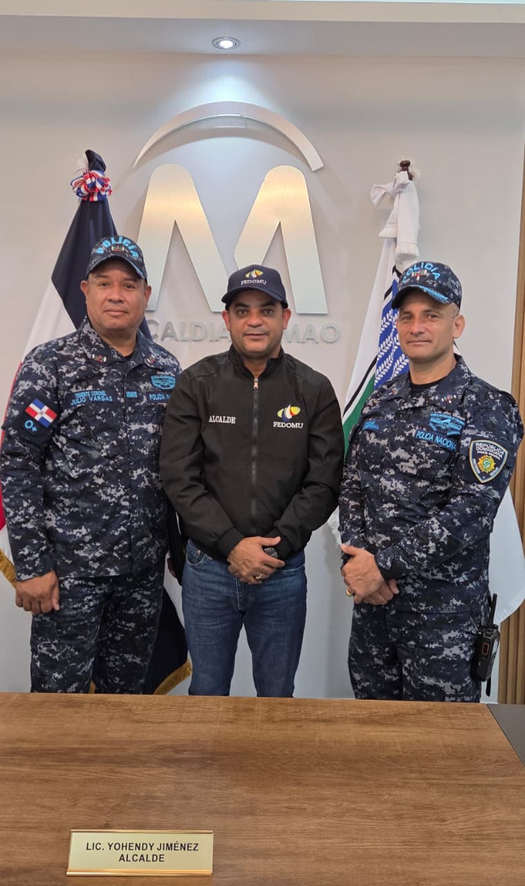 Autoridades policiales realizan visita institucional al alcalde Yohendy Jiménez en la Alcaldía de Mao