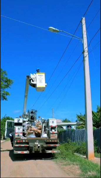 Los Restauradores recibe operativo de instalación y sustitución de luminarias