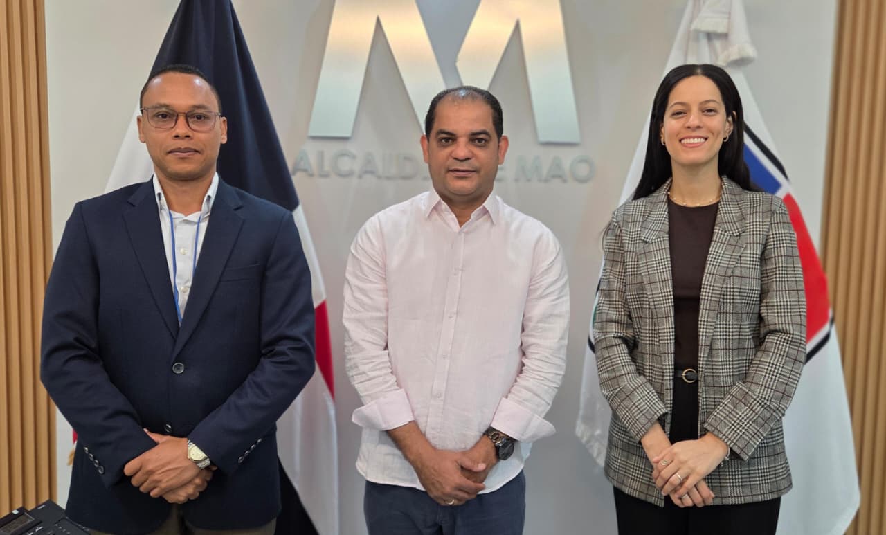 Alcalde Yohendy Jiménez recibe representante del MICM para coordinar Rondas Comerciales en Mao