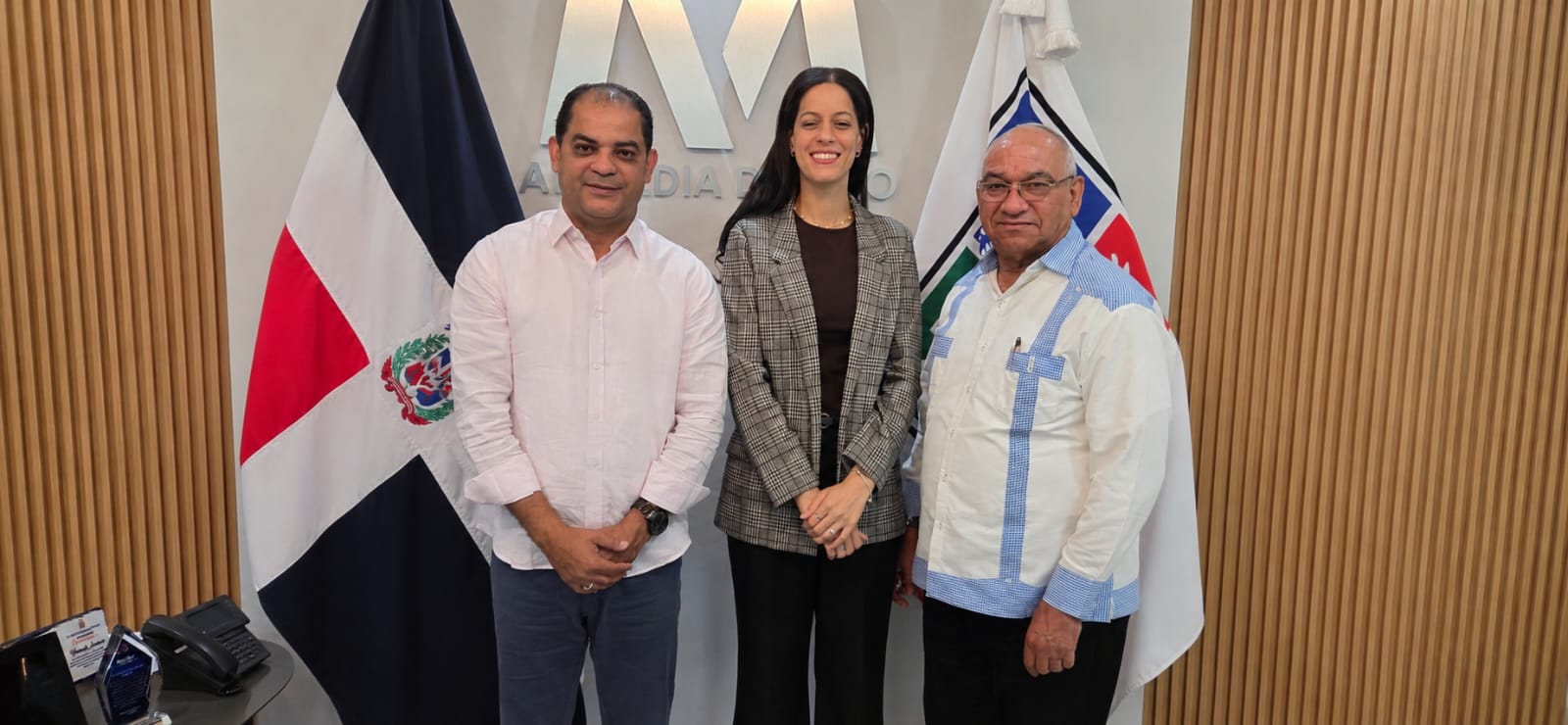 Alcalde Yohendy Jiménez y vicealcaldesa Estefany Frías reciben visita de cortesía del exalcalde Antonio Disla
