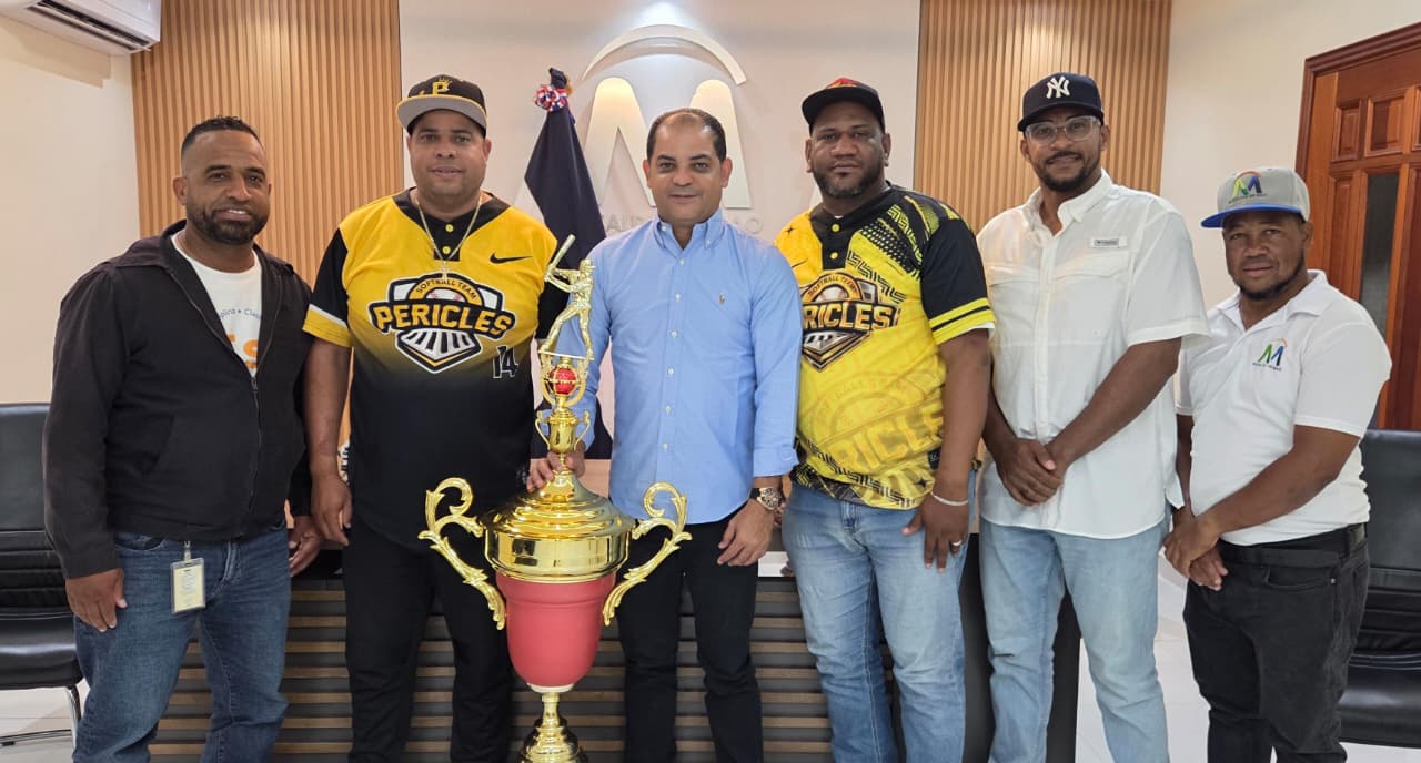 Alcalde Yohendy Jiménez recibe a los campeones del Team Pericles en su despacho