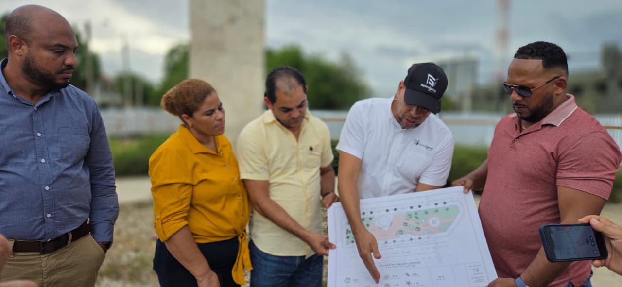 Alcalde Yohendy Jiménez supervisa avances en la reconstrucción del parque Benito Monción